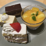 ブッフェアンドカフェ スロープサイドダイナー ザクロ - 