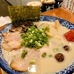 博多ラーメン鶴亀堂 - 博多ラーメン全部のせ　760円