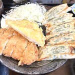Gyouza Shokudou Tora Tora - 餃子、とんかつ、白身魚フライのトリオ