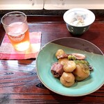 Yama Ya Shi Yokudou - 瓶ビール、お通し、小芋とイカの煮物