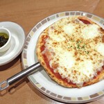 サイゼリヤ - オリーブアンチョビのマルゲリータピザ（Ｗチーズ）