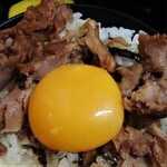 骨汁屋 - 身をほぐして卵黄をオン