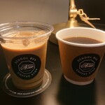 SCHOOL BUS COFFEE STOP - 左がハニーラテ、右がホットコーヒー