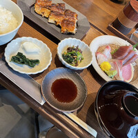 うなぎ四代目菊川 湯の山 素粋居店 - 「四代目菊川御膳」3,520円。鰻はあくまでも裏表共パリッ！その鰻のタレは濃すぎず薄すぎず、甘からずしょっぱすぎず…。地政学的に関東と関西の中間、さすがのいいとこ取りです。