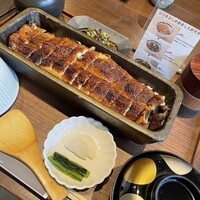 うなぎ四代目菊川 湯の山 素粋居店 - 「一本ひつまぶし」マズマズのサイズの一本鰻…。自信と心意気を前面に出した入魂の“ひつまぶし”です。男らしい！味わいは表裏カリカリ感、しかし出汁を入れると徐々に柔らかく。カリカリはこの為だった！納得。