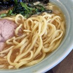 寿々喜家 本店 - 酒井製麺の中太麺。