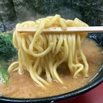 ラーメン 杉田家 本店 - 麺リフト。