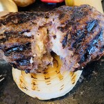 炭火ハンバーグ 肉焼き亭 - 中にはカマンベールチーズ♫