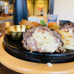 炭火ハンバーグ 肉焼き亭 - 断面♫ 美しく撮れないのが悔しい（−＿−；）