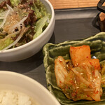 KOREAN DINING LEE - キムチと野菜サラダ