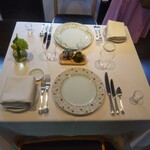 シェ草間 - 席（真ん中は避けて）