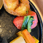 炭火ハンバーグ 肉焼き亭 - 脇を固める付け合わせも彩り豊かで素晴らしい♫