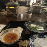 伊達藩長屋酒場 - お通しは2種。湯豆腐と豚すきでした。