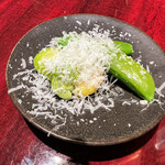 Yushima Esuta- Teshizen Hawainga Chuushin No Itarian - そら豆とスナップエンドウのペコリーノチーズがけ→みずみずしく、食感がいい