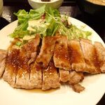 Nikukei Izakaya Nikujuuhachibanya Toranomon Ten - 炭美豚ロースステーキ（大盛）880円（ご飯、みそ汁、おかわり無料）