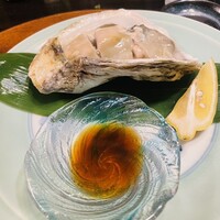 日本料理 梅林 - こちらは元気いっぱいプリプリの岩牡蠣