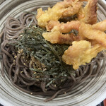 肉そば 藤七 - そば、ゲソ天アップ