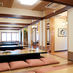 Yakinikuya Taiheimon - 二階の座敷はふすまを解放すれば大広間に。最大60名様