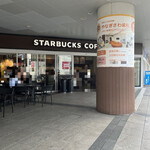 スターバックス・コーヒー - 店外にもテーブル席あり。