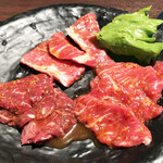 Yakinikuya Tonchantei - カルビ、ハラミ、ロースの食べ比べができます。なかなか感じの良いお肉