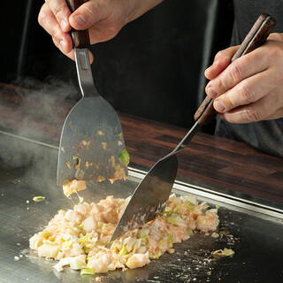 Many local menu items including Monja-yaki ♪