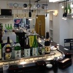 回転寿司さかなさま - カウンター26席テーブル4席の明るい店内。