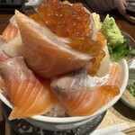 シハチ鮮魚店 - 生トロサーモンホタテいくら宝石丼