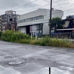 鉄板酒場 お好み焼き 大五郎 - 駐車場（線路際の幅の狭い部分）