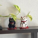 Izumiya - 1️⃣入り口近くの招き猫