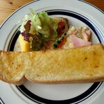 カフェ&デリ オッキアーリ - ○サラダ
甘い味わいの生パイナップルが一切れ。

ドレッシングはマヨネーズのコク感
酸味の爽やかな味わいで美味しい。