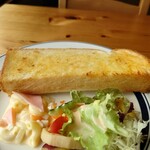 カフェ&デリ オッキアーリ - ○トースト
厚めの食パン半切れが側面を含めて
コンガリと焼かれている。
オーブン焼きなのかな❔

バターとその塩気をほんのり感じて
美味しい味わい。