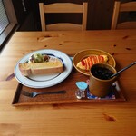 カフェ&デリ オッキアーリ - 斜め横から撮影

○アイスコーヒー
苦味が真っ先に来る。
酸味も後から付いてくる。

昨日飲んだアイスコーヒーと同じ
業務用だと思っていたら、、、