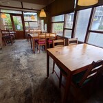 カフェ&デリ オッキアーリ - 店内右側