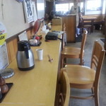 味処 つくし - カウンターは女将さんとの会話も弾みます。お茶は陶器のコップで渋いス。