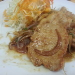 味処 つくし - 大振りの豚ロース肉が三枚入りです・・・ちょっと硬かったけど美味いス。