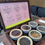 レタンプリュス - 茶葉を選ぶ時にテーブルに持ってきてくれます