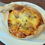 レタンプリュス - ゴルゴンゾーラフォカッチャ　リベイクはもちろん、食べやすいようにカットしてくれる心配りが嬉しい