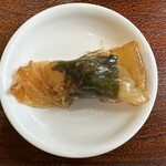 大乃屋 - 丼下には、湯がいたブリを大葉とライスペーパーで巻いた物が2つ入ってます。