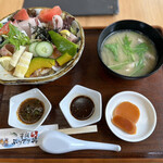 大乃屋 - ブリプリ丼1200円税込　鰤のあら汁付き