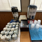 大乃屋 - セルフにて、熱いお茶と冷たい麦茶でお出迎え。