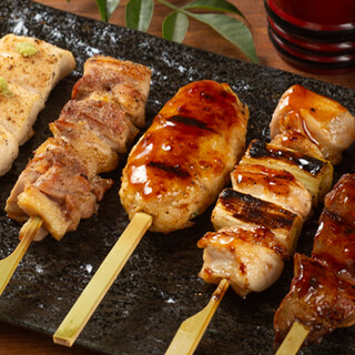 使用广岛熟鸡肉◆享受盐味海藻和秘制酱汁的丰富烤鸡肉串