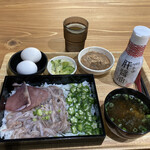 イカ恋食堂 - イカ恋重（セット）990円　温玉と塩辛は食べ放題