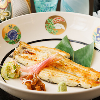 Domestic eel that is hand-handled and grilled. Savor seasonal delicacies such as conger eel and sweetfish