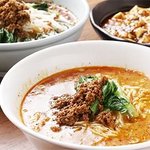 Tantammenkinjou - 手前から時計回りに、「担々麺」「酸辛湯麺」「四川麻婆豆腐」（単品￥640）。中国から直輸入した四川山椒の香りが刺激的