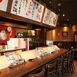 担々麺 錦城 - 木目が基調の心地よい空間。カウンターがメインでひとりでも気軽に寄れます♪