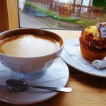 フラットホワイト コーヒー ファクトリー - ボウルラテとフルーツマフィン