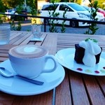 フラットホワイト コーヒー ファクトリー - フラットホワイト’９８とチョコレートケーキ
