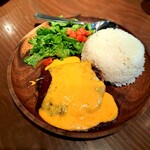 Village Vanguard DINER - チーズハンバーグ1,090円チーズをタップリと纏ったハンバーグは、カットすると予想通り断面は宝石のように光り輝く肉汁が溢れ出ます(*^^*)