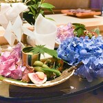 銀座 しのはら - 八寸 氷柱 しめ縄、いちじく胡麻ダレ、万願寺唐辛子とばちこ、姫おくら、鴨ロース黄ニラ、枝豆、玉子真薯、薩摩芋レモン煮、鱸幽庵焼、蛸、トウモロコシすり流し、滋賀の淡海地鶏すっぽん餡掛け、青梅、縞鯵とパプリカの煮凝り 黄身酢