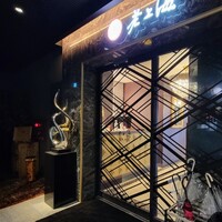 老上海 陸氏厨房 中洲店 - エレベーターを降りると豪華なドア